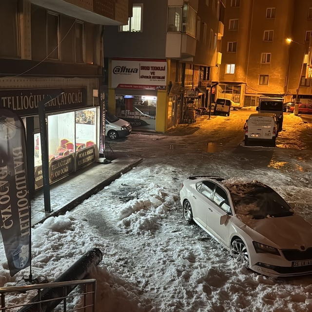 Çatıdan düşen kar kütlesi otomobili kullanılamaz hale getirdi