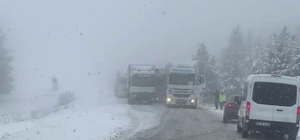 Ardahan'da kar yağışı trafiği aksatıyor
Türkgözü'nde tırlar ilerlemekte güç...