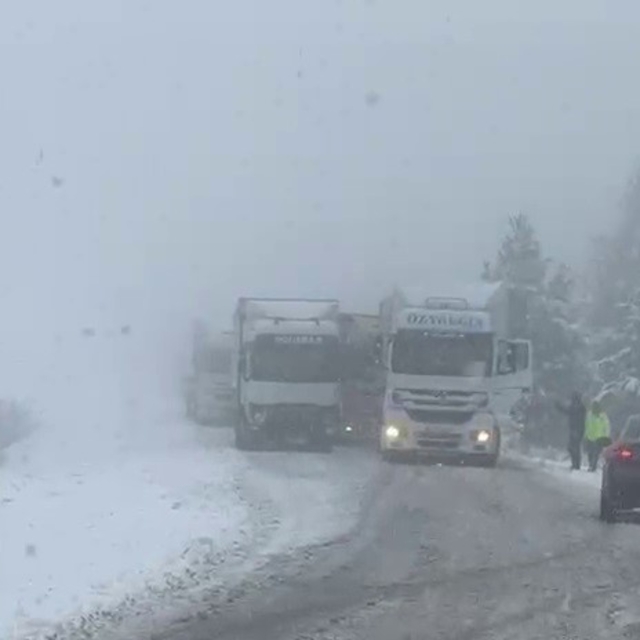 Ardahan'da kar yağışı trafiği aksatıyor
Türkgözü'nde tırlar ilerlemekte güç...