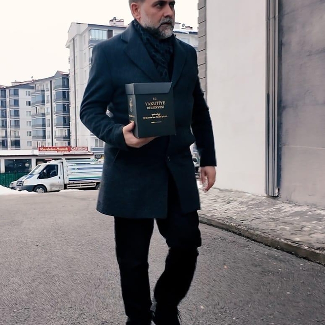 Yakutiye Belediye Başkanı Mahmut Uçar çalışanların kapısını çalıp iftarlık...