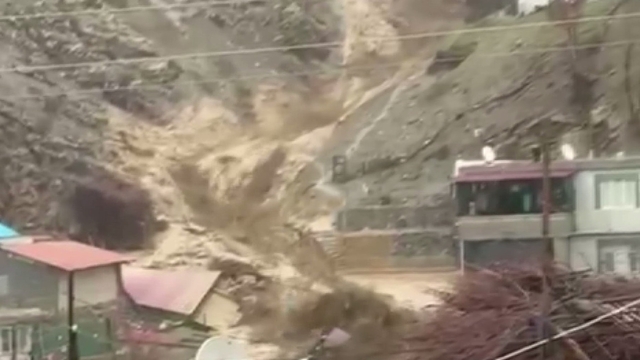 Güvenlik görevlisi son anda kaçtı, köpek sel sularıyla mücadele etti