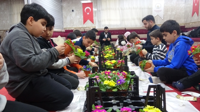 Gönüllere dokunan imam: Çocuklarla hazırladıkları çiçeklerle herkesi camiye davet ediyor