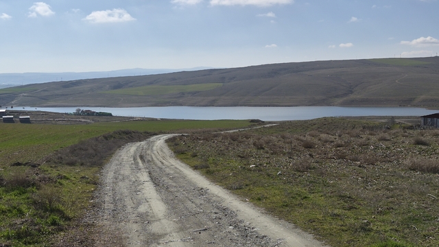 Keskin Barajı'nın su seviyesindeki azalış endişelendiriyor
Çevre sakini Hasan Şavluk: "Daha önce balık tutulan yerlerde şu anda arabalar geziyor"