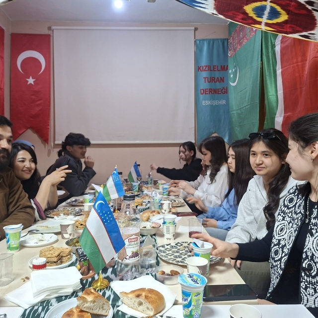 Eskişehir'deki üniversitelerde okuyan Özbekistanlı öğrenciler iftar program...