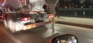 Yola beton dökerek seyreden mikser kameraya yansıdı