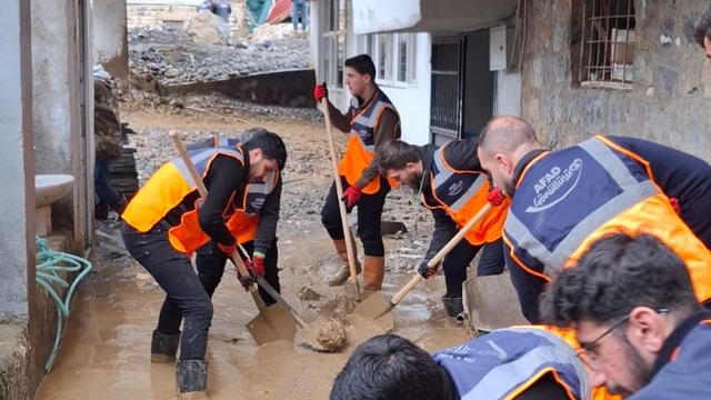 Sel sonrası 50 hayvan telef oldu, 2 ahır kullanılamaz hale geldi
AFAD gönüllü ekipleri sahada çalışma başlattı