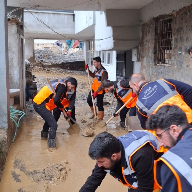 Sel sonrası 50 hayvan telef oldu, 2 ahır kullanılamaz hale geldi
AFAD gönül...