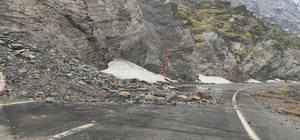 Şırnak-Beytüşşebap yolundaki heyelan nedeniyle trafik akışı durdu