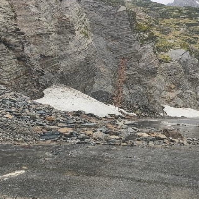 Şırnak-Beytüşşebap yolundaki heyelan nedeniyle trafik akışı durdu