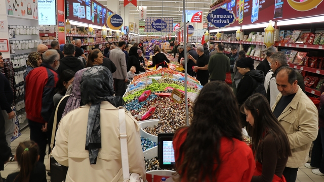 Denizli'de Ramazan Bayramı öncesi indirim kampanyaları yoğun ilgi görüyor