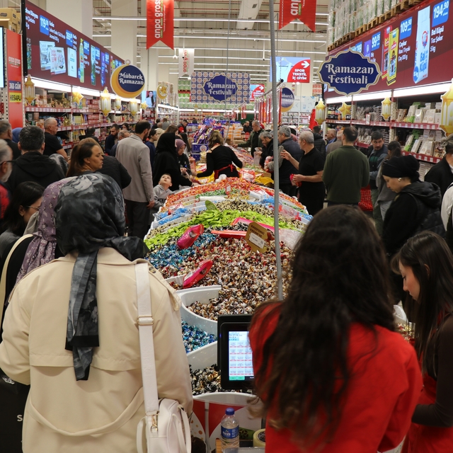 Denizli'de Ramazan Bayramı öncesi indirim kampanyaları yoğun ilgi görüyor