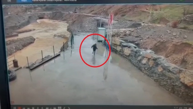 Şırnak'ta selden kaçış kamerada