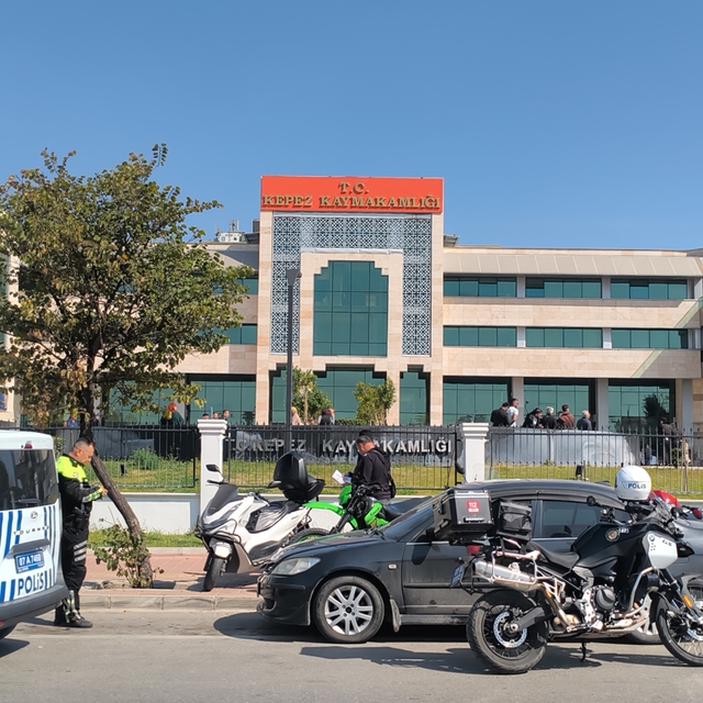 Antalya Kepez Kaymakamlığında silah sesleri duyuldu