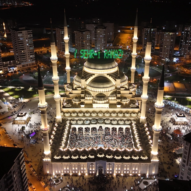 Sakal-I Şerif Kadir Gecesinde Şahinbey Millet Camii'nde