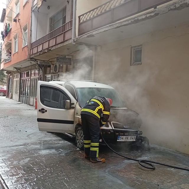 Park halindeki otomobilde çıkan yangın söndürüldü