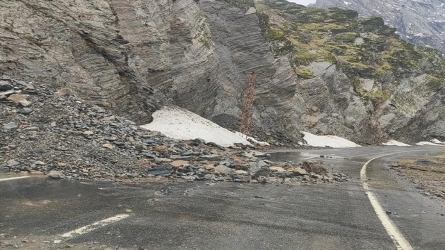 Şırnak-Beytüşşebap yolundaki heyelan nedeniyle trafik akışı durdu