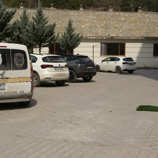 8'inci kattaki balkondan düşen genç hayatını kaybetti