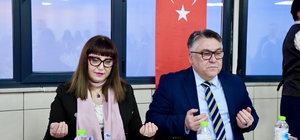 Rektör Özölçer, koruyucu aile ve huzurevi sakinleriyle iftar sofrasında bir...