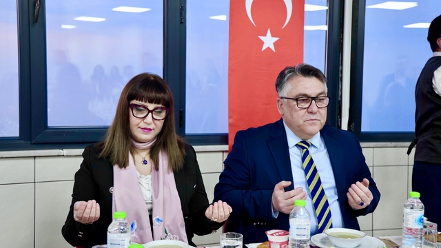 Rektör Özölçer, koruyucu aile ve huzurevi sakinleriyle iftar sofrasında bir araya geldi