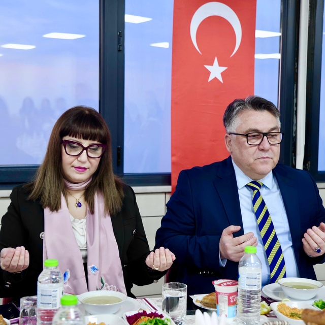 Rektör Özölçer, koruyucu aile ve huzurevi sakinleriyle iftar sofrasında bir...