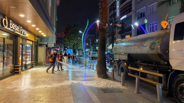 Çayırova'da bayram öncesi cadde ve sokaklar yıkanıyor