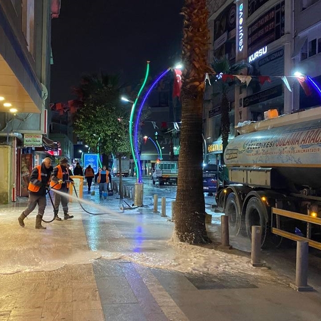 Çayırova'da bayram öncesi cadde ve sokaklar yıkanıyor