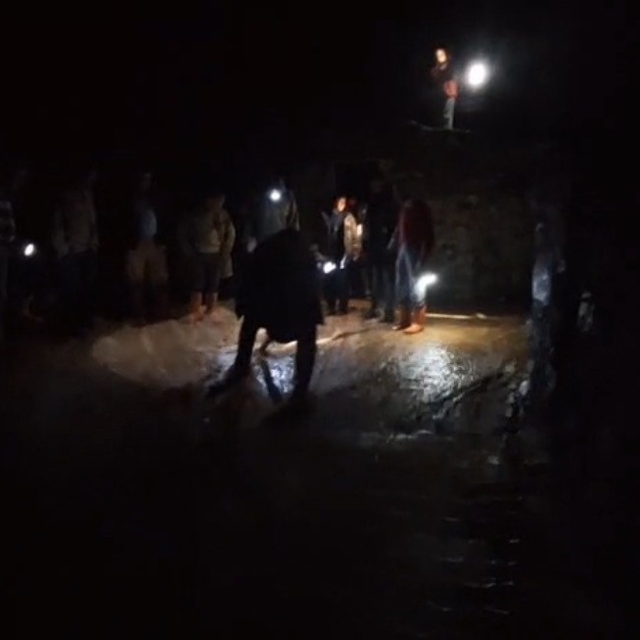 Mardin'de yoğun yağış sonrası köyü su bastı, muhtar ve vatandaşlar müdahale...