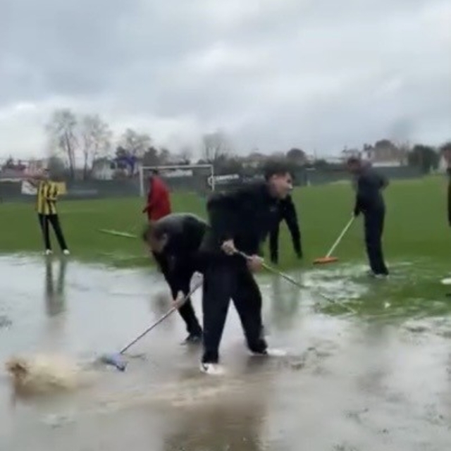 Yoğun yağış nedeniyle oluşan su birikintilerini taraftar ve görevliler temi...