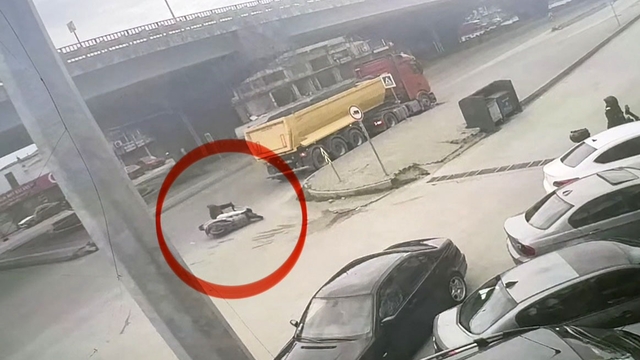 Motosikletli tırın altına girmekten son anda kurtuldu