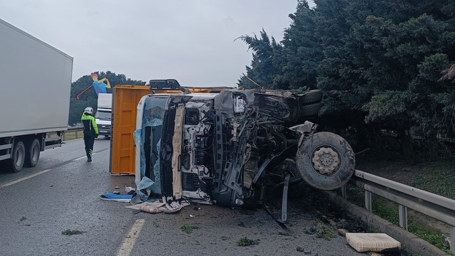 Kamyon bariyerlere çarpıp yan yattı; 1 yaralı