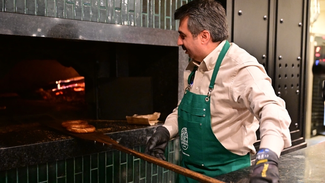 Başkan Yılmaz önce pişirdi sonra ikram etti