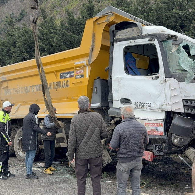 Hafriyat kamyonu refüje daldı, sürücü yaralandı