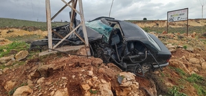 Aydınlatma direğine çarpan otomobilin sürücüsü öldü