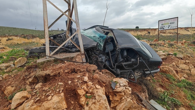 Aydınlatma direğine çarpan otomobilin sürücüsü öldü