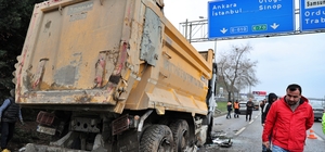 Ordu-Samsun kara yolunda hafriyat kamyonunun devrilmesi sonucu uzun araç kuyruğu oluştu