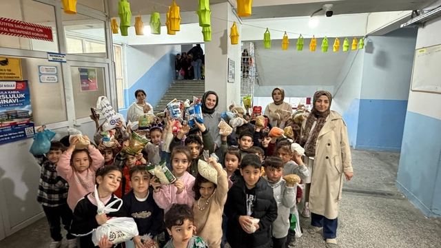 Diyarbakır'da minik öğrencilerden "Bir Avuç İyilik" Projesi