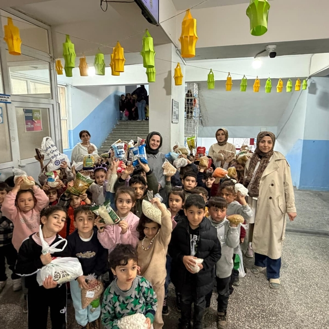 Diyarbakır'da minik öğrencilerden "Bir Avuç İyilik" Projesi
