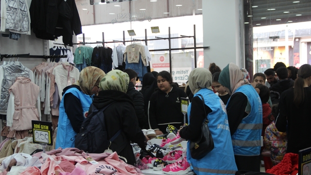 Cizre'de "Yetim Gülerse Cizre Güler" Projesi