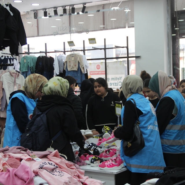 Cizre'de "Yetim Gülerse Cizre Güler" Projesi