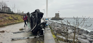 Rize’de takla atan otomobil beton bariyere çarparak denize uçmaktan kurtuldu