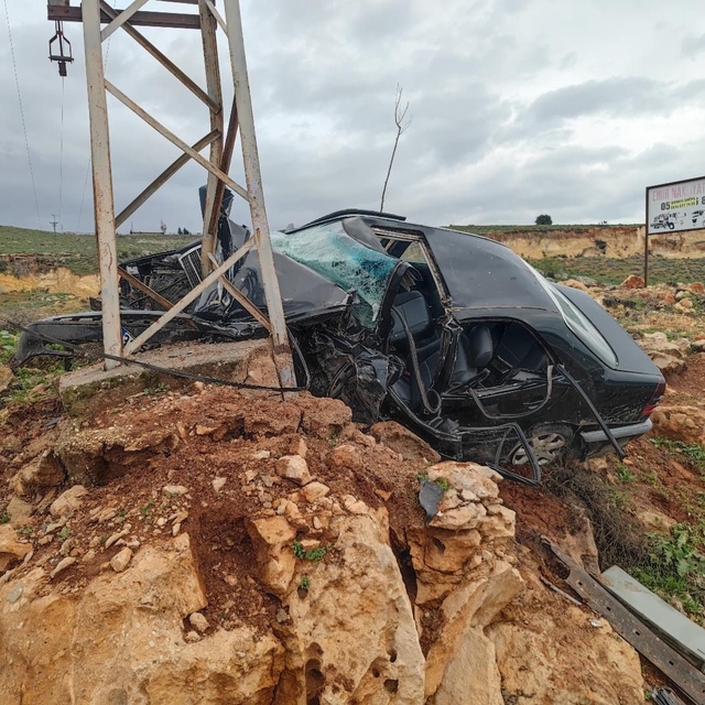 Aydınlatma direğine çarpan otomobilin sürücüsü öldü