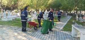 Aydın Büyükşehir'den mezarlıklarda Ramazan Bayramı öncesi temizlik çalışması