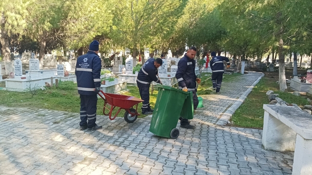 Aydın Büyükşehir'den mezarlıklarda Ramazan Bayramı öncesi temizlik çalışması