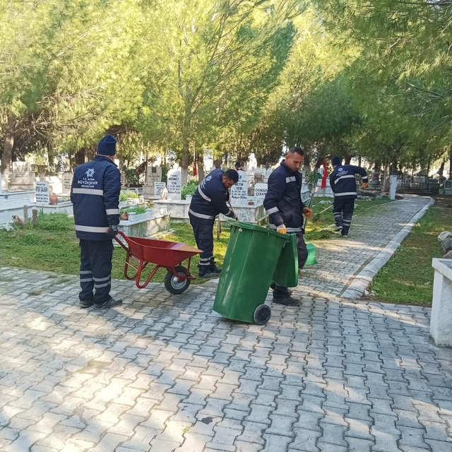 Aydın Büyükşehir'den mezarlıklarda Ramazan Bayramı öncesi temizlik çalışmas...