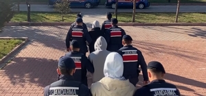 Minibüsün yan kapısının içinden bin 120 adet uyuşturucu hap çıktı İzmir'den getirdikleri uyuşturucularla birlikte Aksaray'da yakalanan 3 kişi tutuklandı