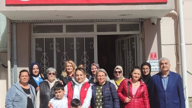 Burhaniye'de huzurevindeki yaşlıları sevindirdiler