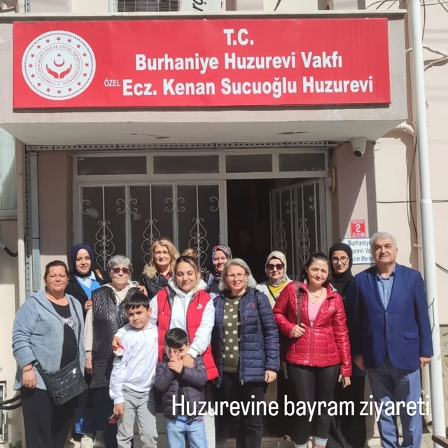 Burhaniye'de huzurevindeki yaşlıları sevindirdiler