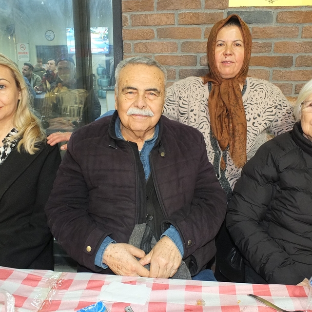 Burhaniyeli kadın muhtar 50 yıl sonra ilkokul öğretmenini ağırladı