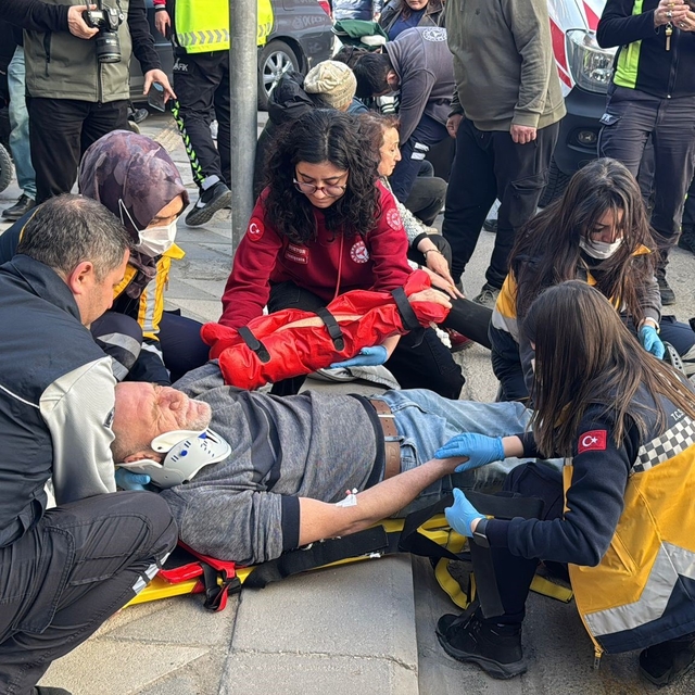 İki otomobil çarpıştı, savrulan araçlardan biri yayaların arasına daldı, 5...