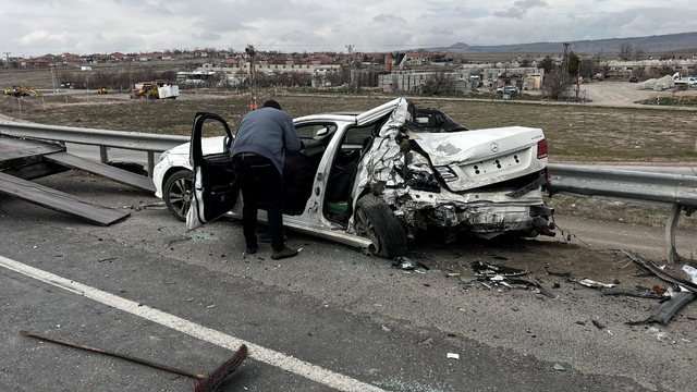 Arızalanan otomobile TIR çarptı: 1 yaralı